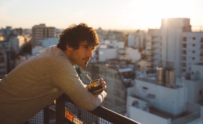 Hernan Corera signs to Caviar 