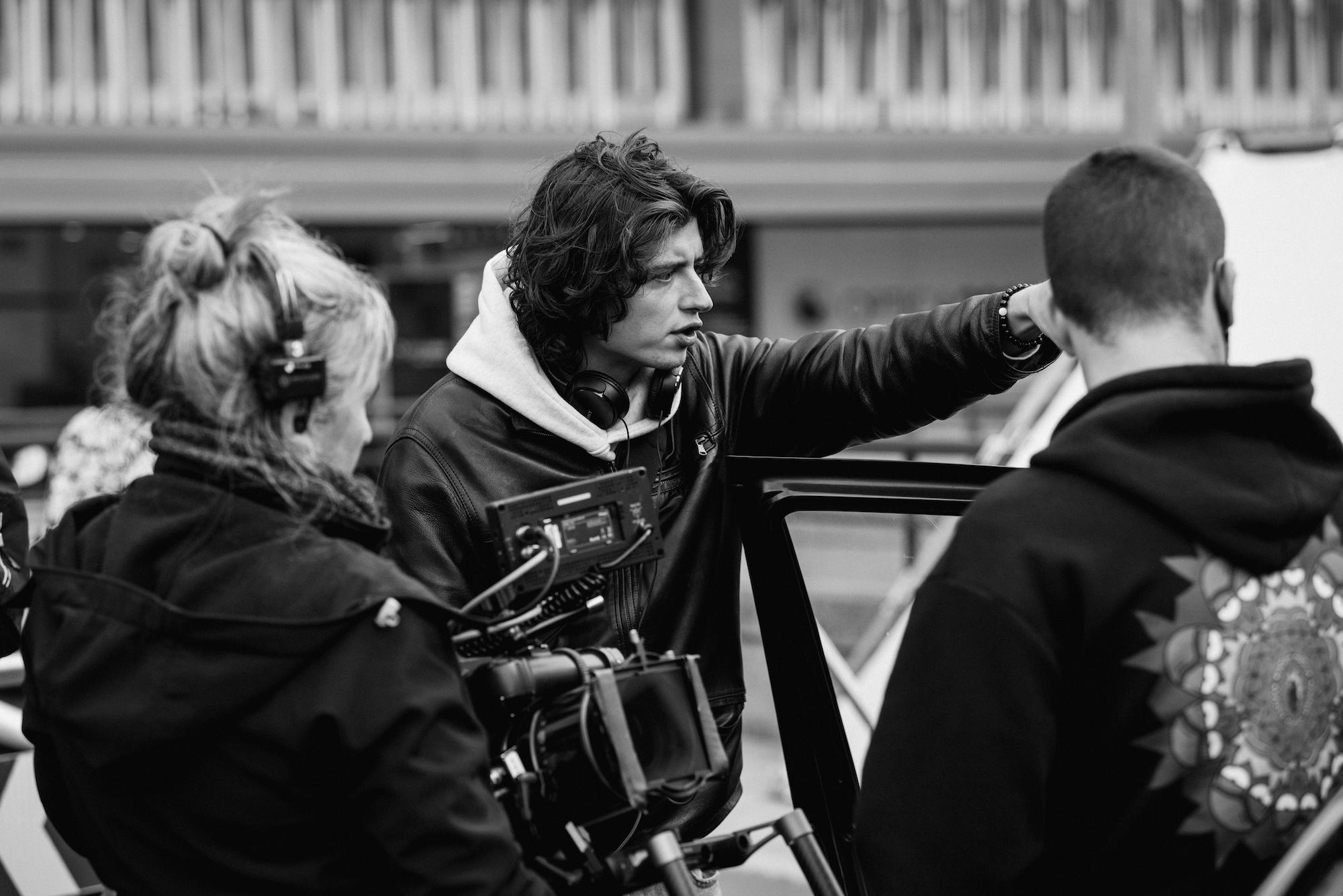 Rogue signs Andrew De Zen